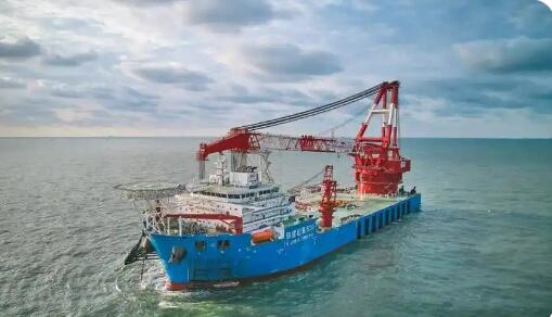 “铁建起重5000”大型起重船离港赴远洋施工