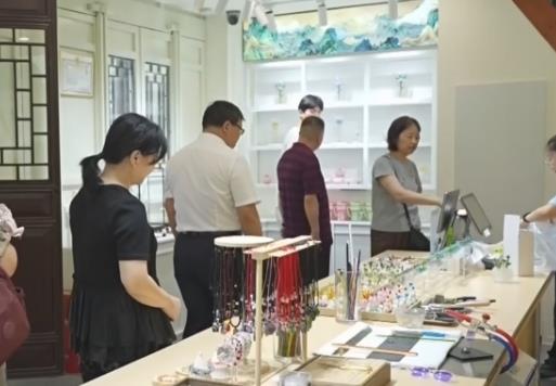“双节”临近 “吃住行游购娱”需求火热 “非遗+国潮+文创”点亮消费市场