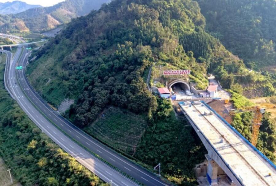 全线首座长大隧道贯通！黄桶至百色铁路传来捷报