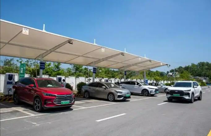 国庆假期高速公路新能源汽车日均充电量同比增长51.42%