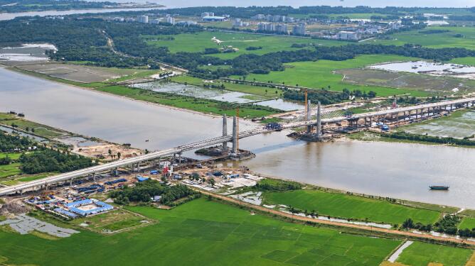 中国铁建承建的孟加拉国最大跨度斜拉桥主桥合龙