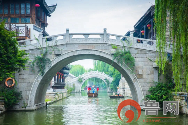 下雨时的台儿庄古城到底有多美？宛若在烟雨江南