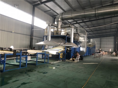 亿航玩具 产品生产车间技术人员正在制作珍珠棉片