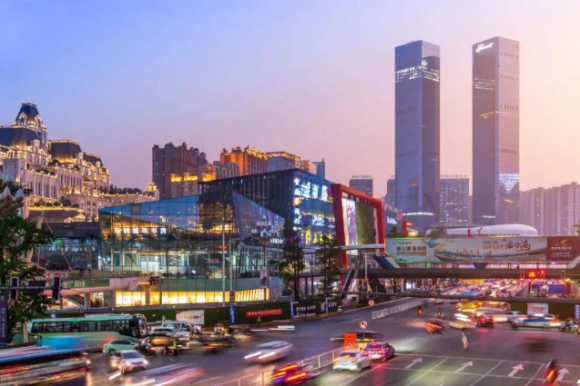 贵阳市花果园白宫附近一车主忘关车窗,物业原地等待一小时!