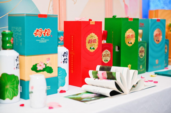贵州荷花酒惊艳亮相永达峰会晚宴，为在场嘉宾带来极高酒水体验