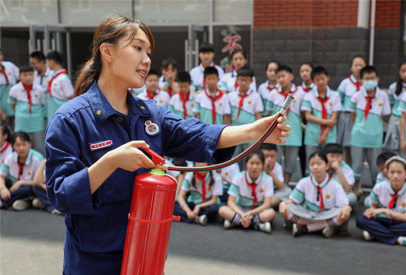 5月31日,兰山区银雀山街道银雀山小学,消防大队宣讲员正在为小学生