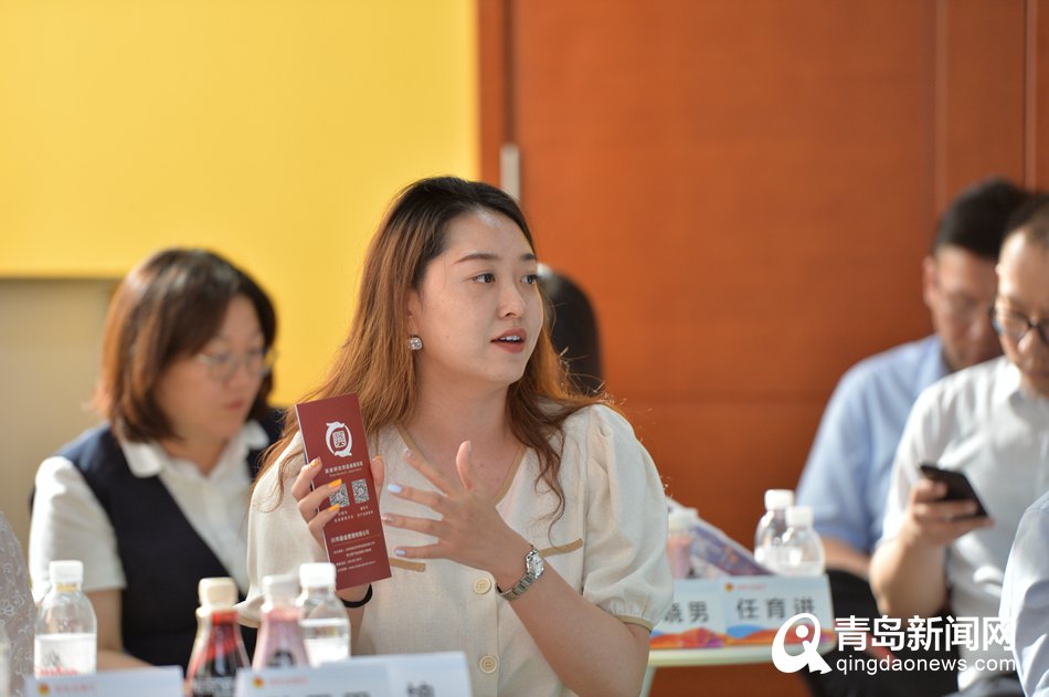 青年代表踊跃发言.