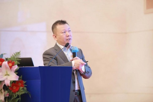 李绍伟教授进行白内障科普讲座