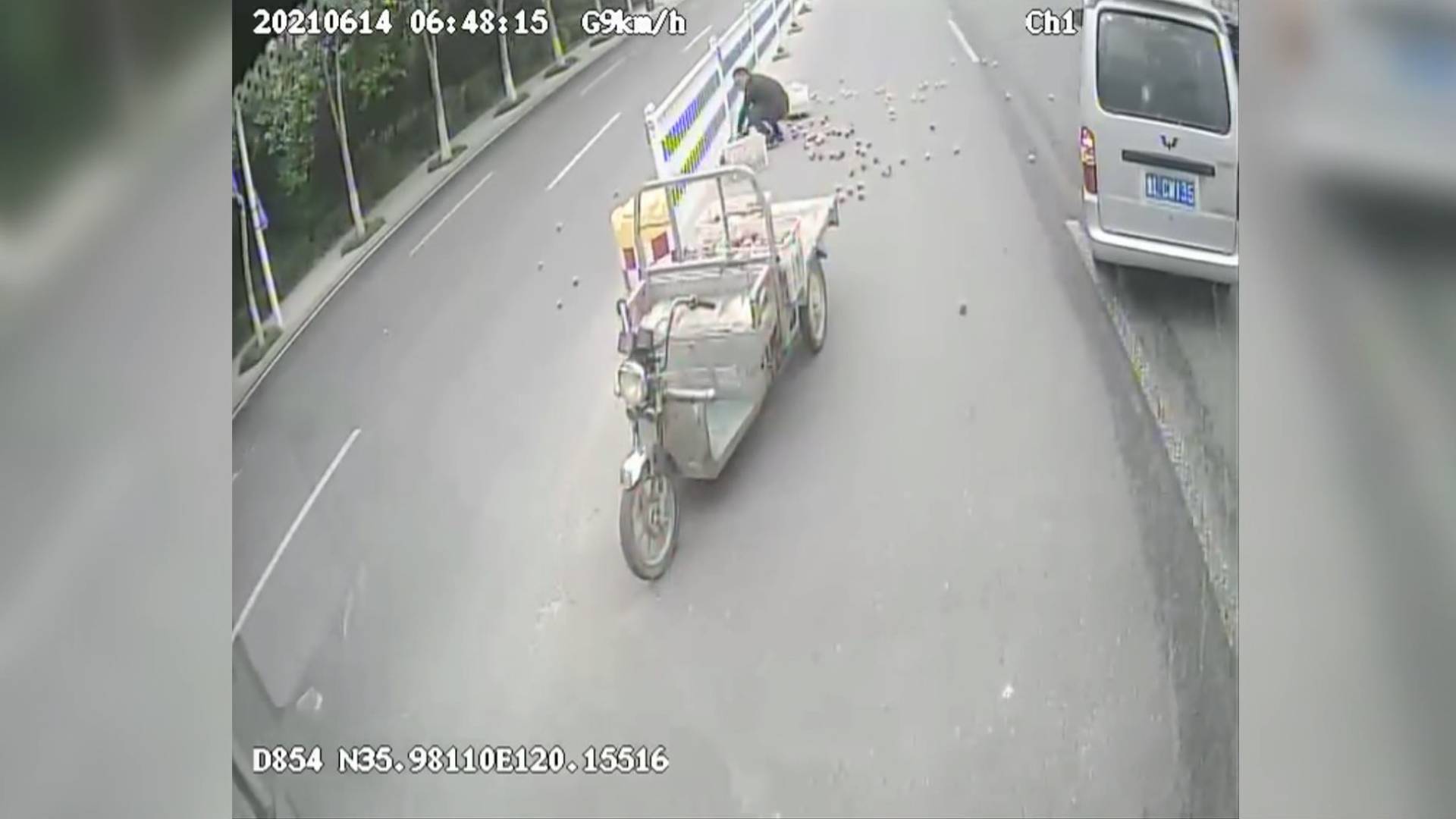 暖心！路遇三轮车上苹果散落 公交司机、周边市民主动帮忙捡拾