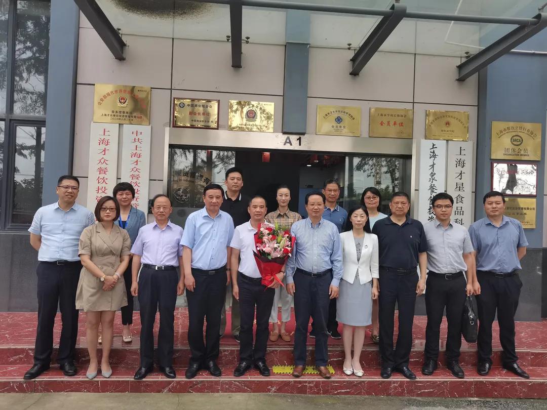 市委宣传部副部长、市文明办主任潘敏看望慰问退役军人企业家