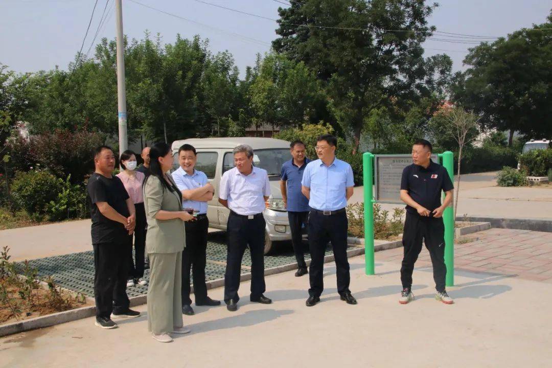 济宁市体育局局长董学琛、副局长邵波一行到康驿镇督导群众体育生活满意度提升工作 