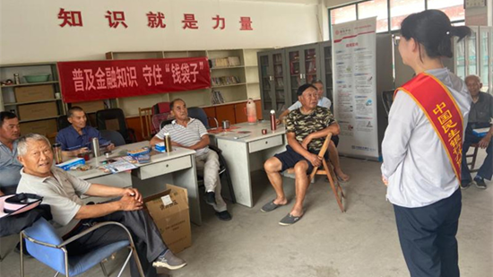 关注重点群体 民生银行镇江支行开展“普及金融知识守住‘钱袋子'”活动