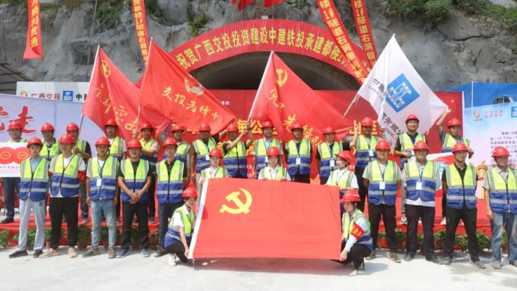 再夺第一！这条高速公路首座隧道顺利贯通！