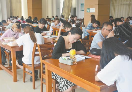 市图书馆：暑期再现读书热