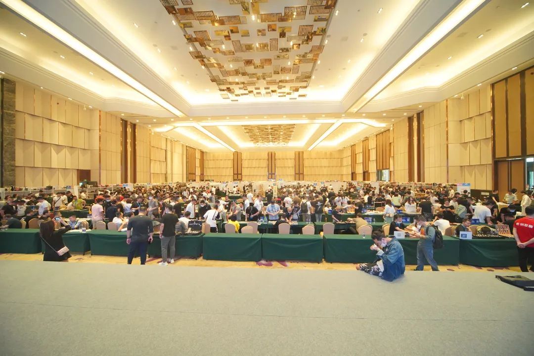 大厅里的人们描述已自动生成