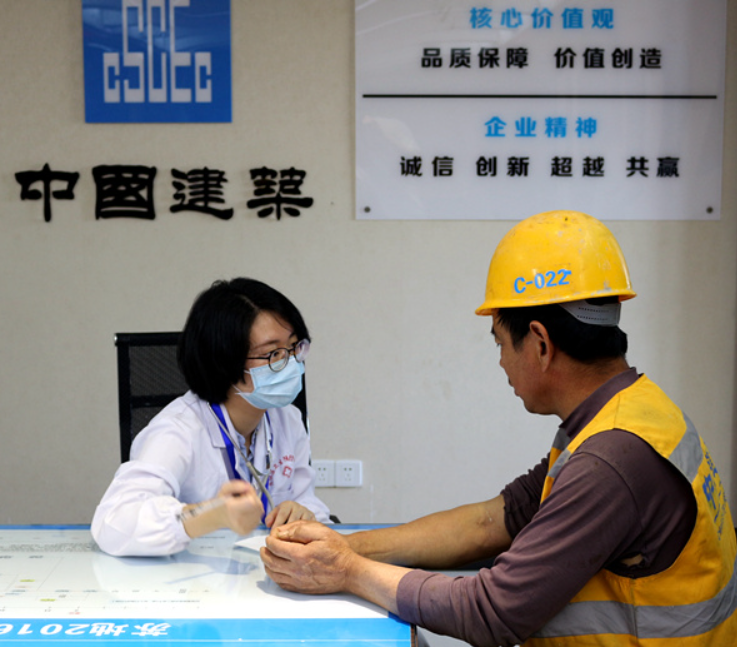 国道241项目冬施期间为农民工“送温暖”