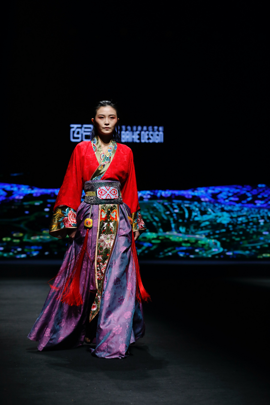 聚焦国潮经济崛起非遗时尚再现岭南天府文化精神