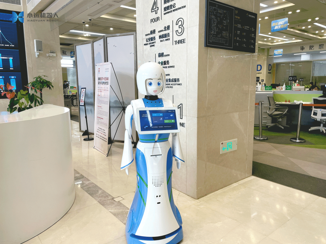 商店的门口前有贴海报低可信度描述已自动生成