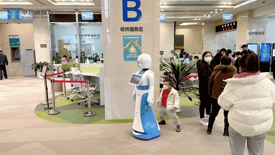 图片包含 建筑, 室内, 女人, 桌子描述已自动生成