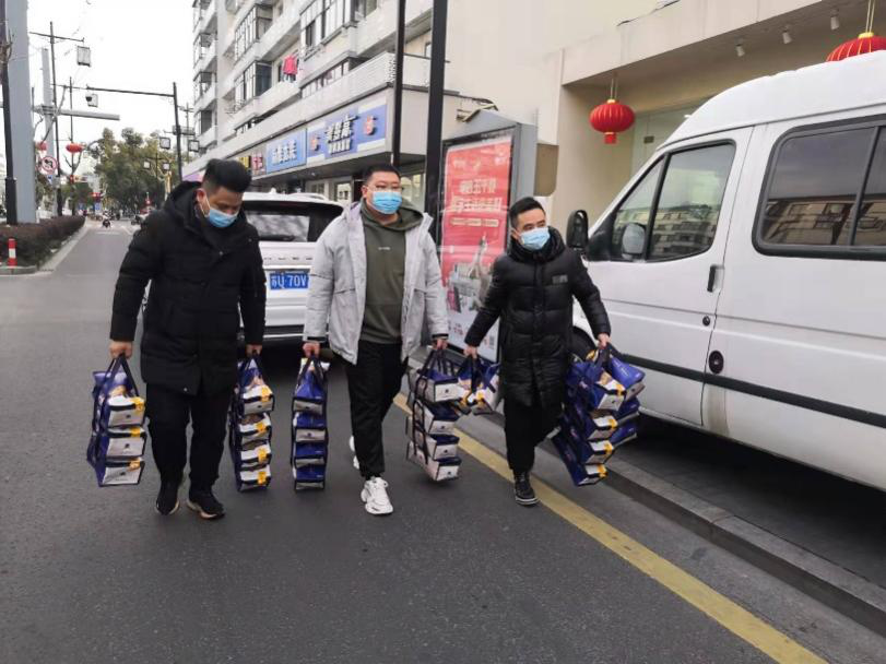  苏州防疫一线工作者吃上来自和府捞面的爱心餐 