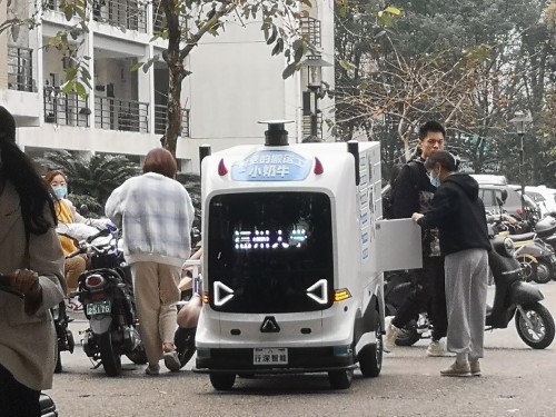  开学季服务忙！行深智能无人车在福州大学“上岗”