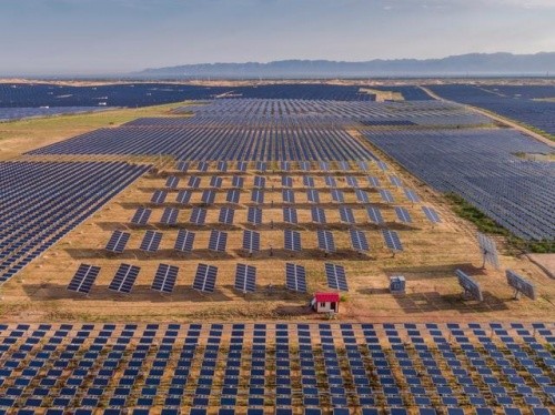 亿利集团王文彪推行光伏治沙新模式，谱写沙漠绿色发展新篇章