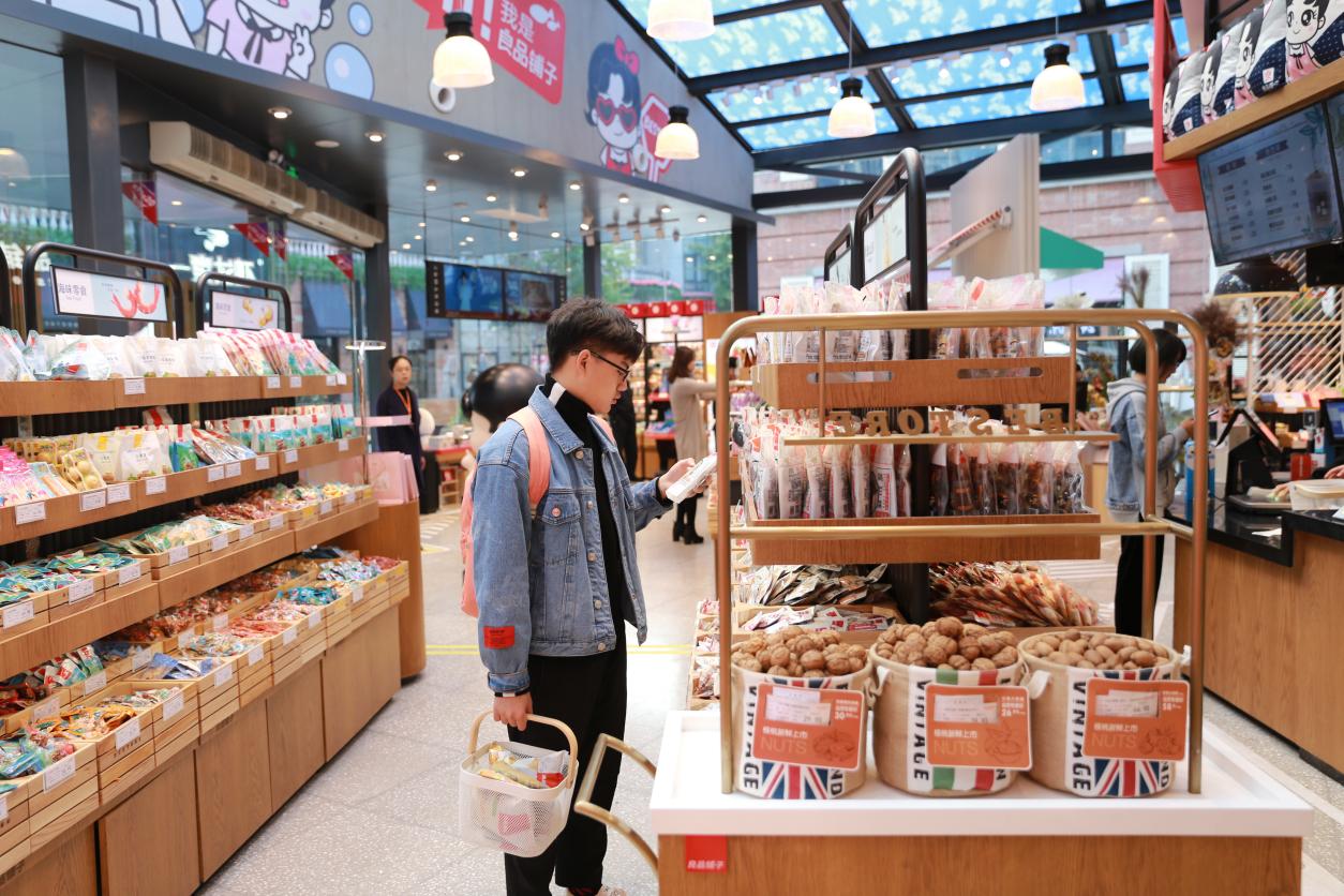 全能选手打造全域零售，良品铺子线上线上均衡发展建立护城河