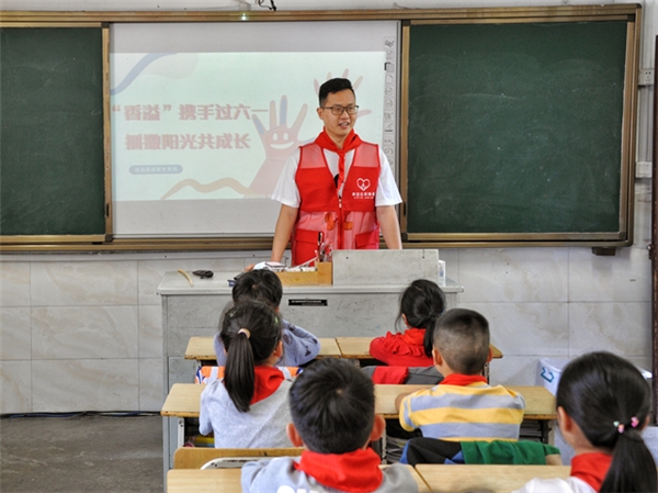  丽水遂昌县烟草专卖局：“香溢”携手过“六一” 播洒阳光共成长 