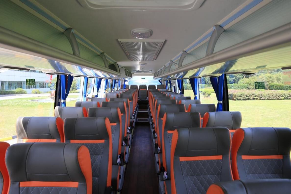 首先配色很棒,座椅乘坐起来也舒适",顾伯林表示,受疫情影响,现在旅游