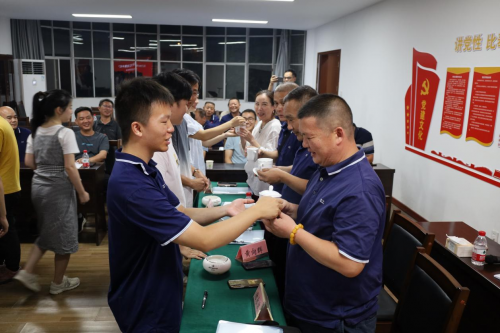 “拜师学艺”正当时 师傅请喝一杯茶