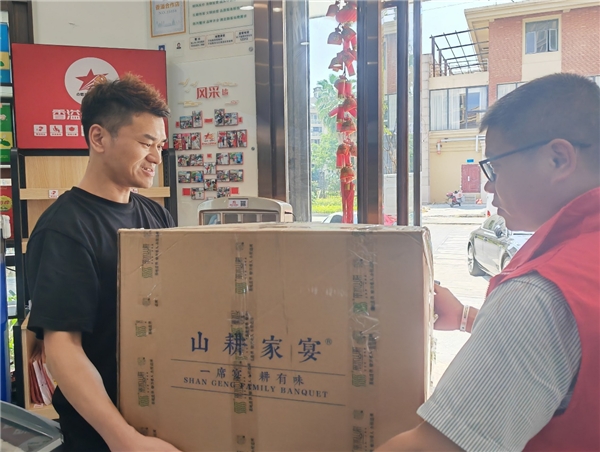 浙江龙港：异地“返程物流”作画忙 “双色”绘出“香溢助农图”