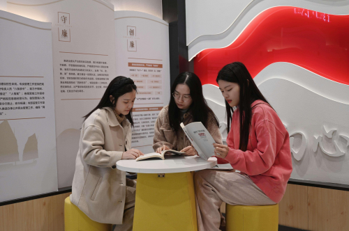 “青”廉大礼包 为青年员工系上“风纪扣”