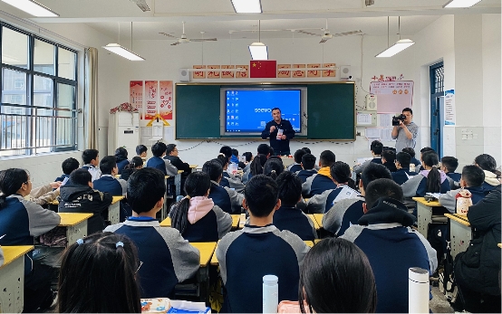  黄州区烟草专卖局：“宪”在行动 “码”上普法 