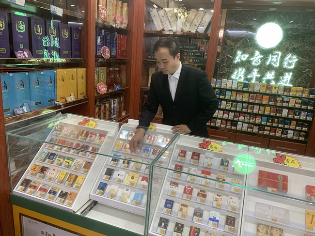 做好“三服务”，争当金牌“店小二”