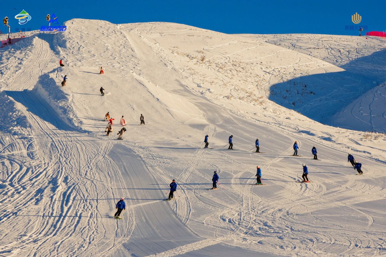 平行大回转开赛，新疆热雪节系列赛事正式展开