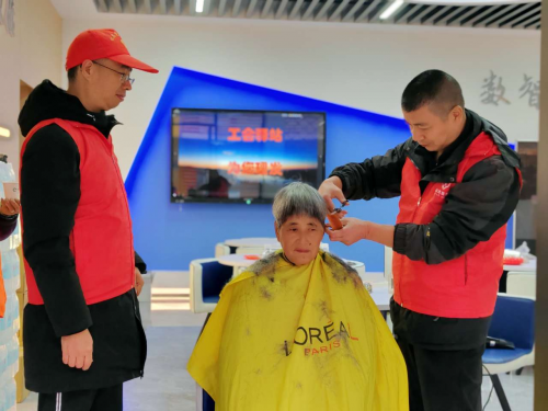 浙江新昌：剪银丝理爱心 工会驿站不打烊