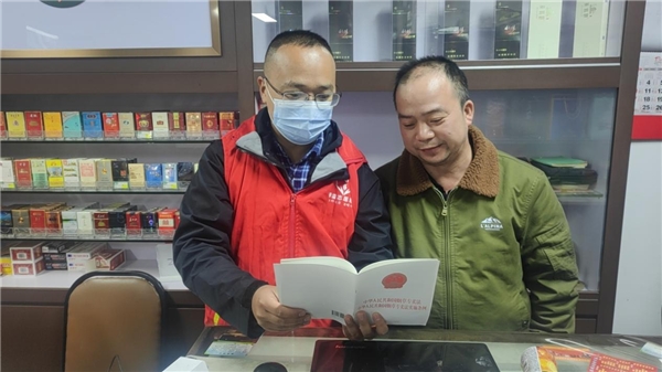 浙江龙港：普法宣传进店铺 “香溢”志愿暖人心