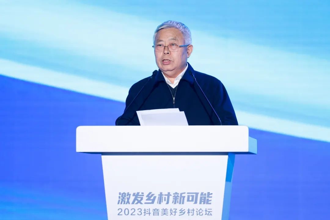 中国乡村发展志愿服务促进会联合抖音公益发起“乡村发展志愿者行”倡议，首批38名志愿者加入