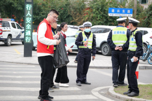 暖心服务御严寒 一口甘泉传温暖