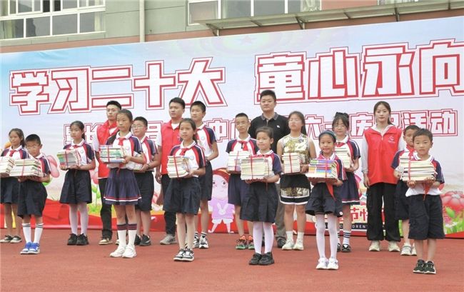 浙江长兴：团聚青春之火 香溢红色的心