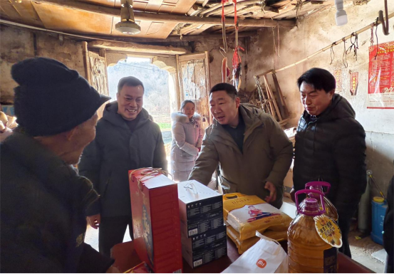 寒冬送温暖，慰问暖人心