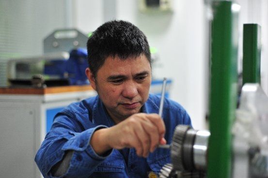 湖南中烟长沙卷烟厂: 喻树洪与“技能大师工作室”