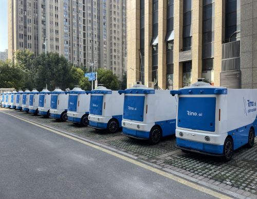 春节不打烊，白犀牛无人车日送快递1200件，让快递员安心返乡过年