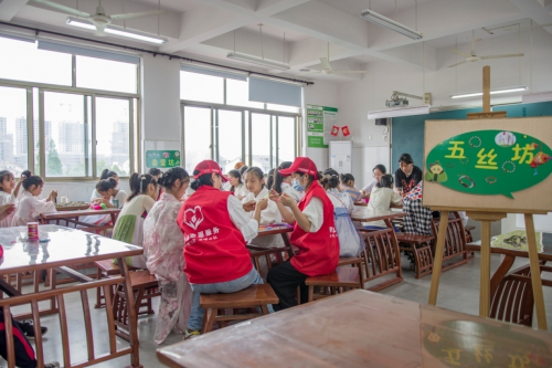 “香溢”捐书助梦 驿站传递爱心