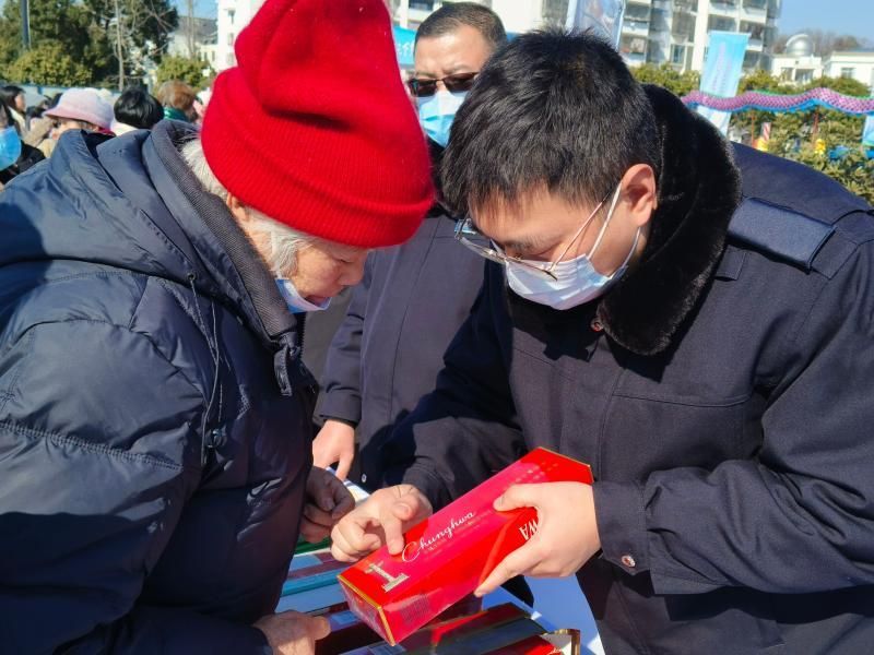 江苏宜兴：惠民活动“三下乡” 服务群众“零距离”