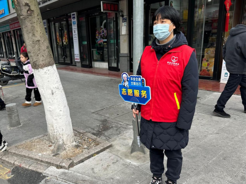 爱心值守路口 文明点亮出行