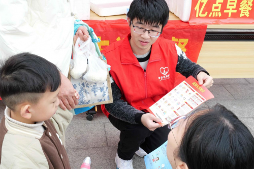 大手护小手 香溢护幼苗