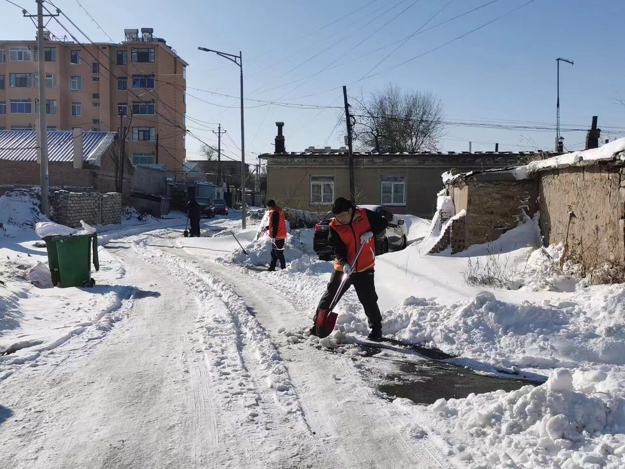 扫雪除冰在行动 志愿服务暖人心