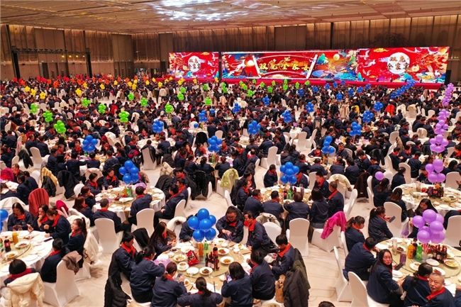 花式宠员工，看双鹿电池2000人共享年夜饭盛况