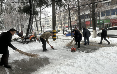 破雪融冰促畅通，陂烟人在行动